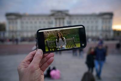 Les touristes devant Buckingham “choqués” à l’annonce du cancer de Kate Middleton