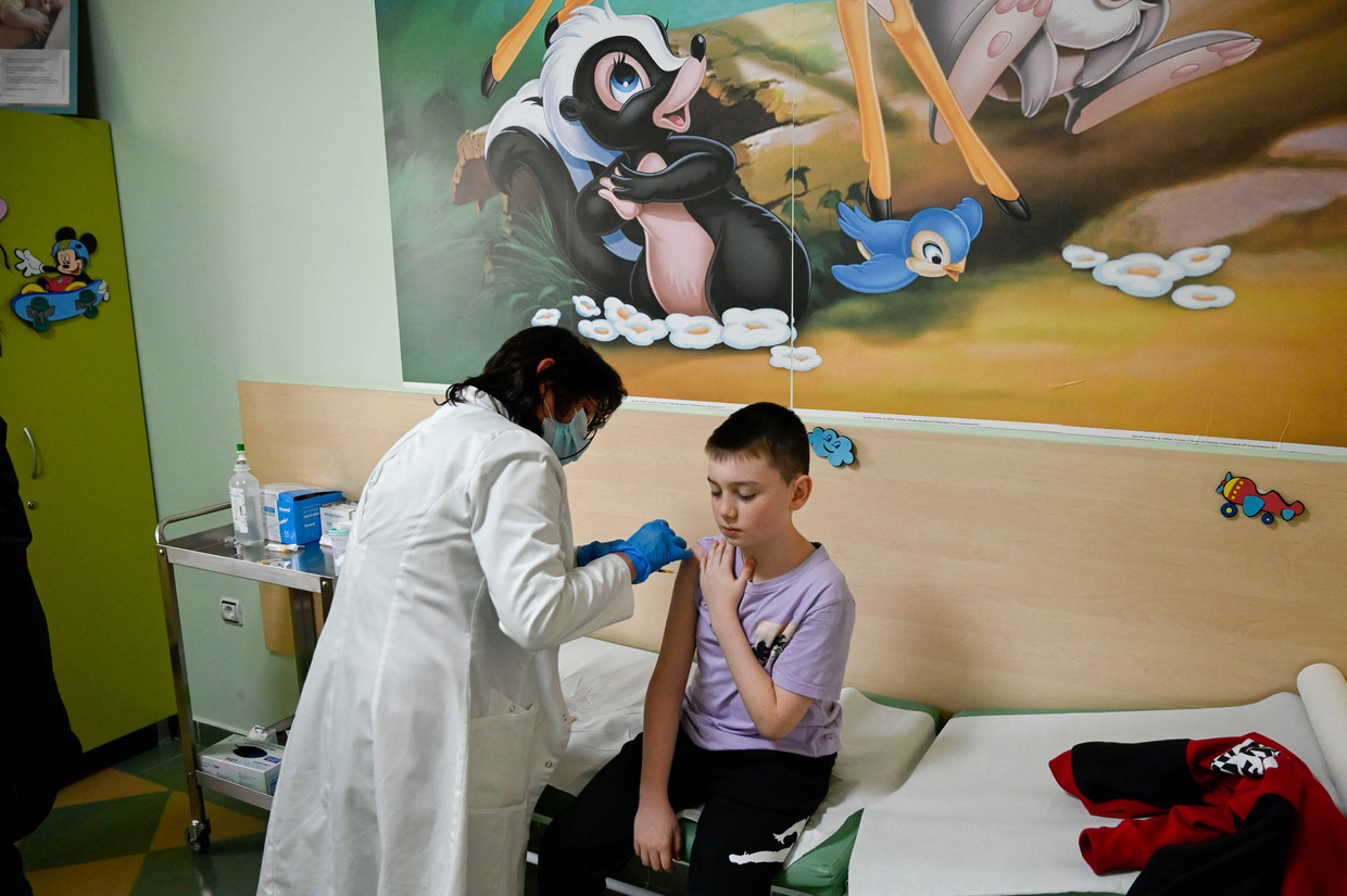 Een kind krijgt een vaccinatie in het ziekenhuis. Beeld AFP