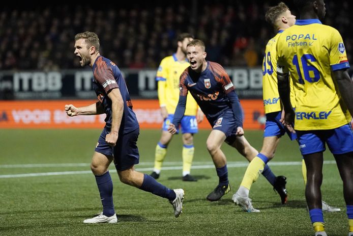 Opluchting en euforie in Friesland: eerste zege Cocu met Vitesse ...