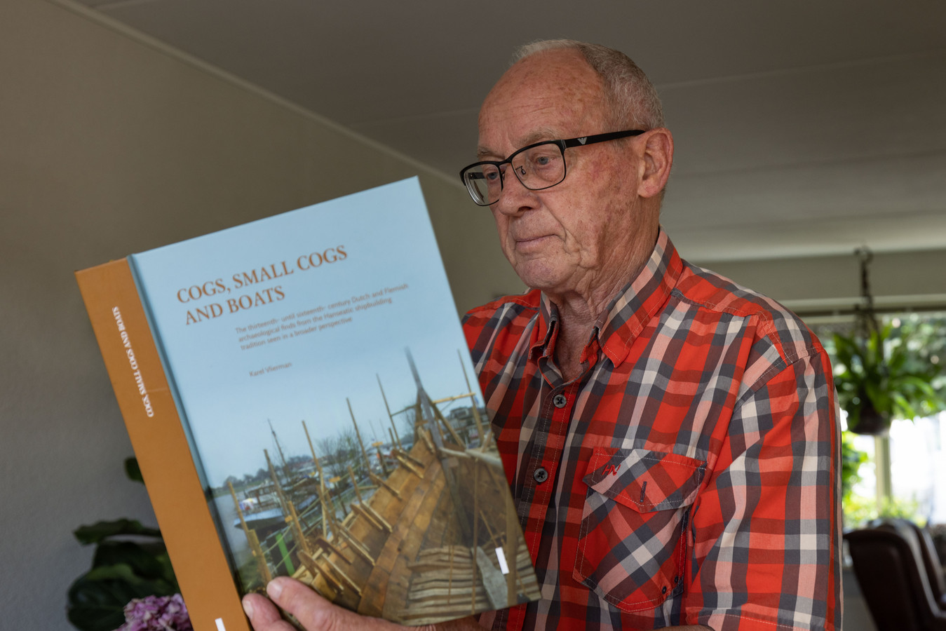 Cogs, small cogs and boats heet het boek van het proefwerk waarop Karel Vlierman uit Dronten gaat promoveren.