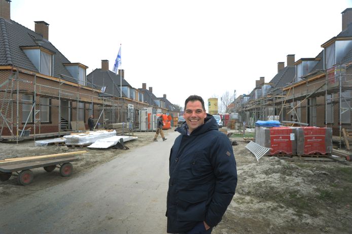 De woningen van Hof Vlugtenburg schieten uit de grond, op bijna alle negen huizen zijn de dakpannen gelegd. ,,Maar het duurt nog wel een half jaartje voor de woningen echt af en verhuisklaar zijn”, waarschuwt makelaar Ben de Weerd.