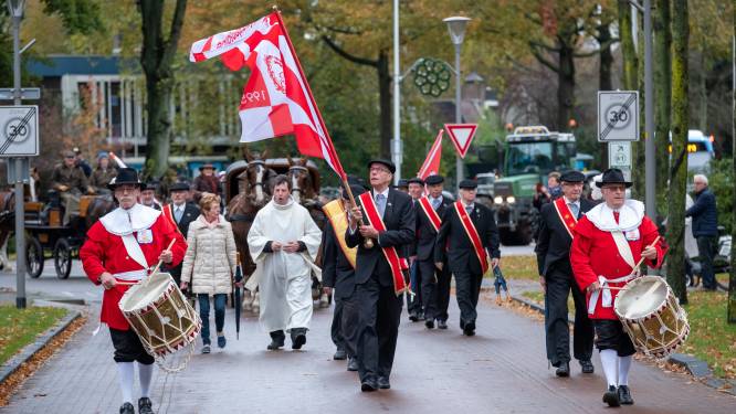 Ruiters en menners Sint Hubertusrit in Epe ontvangen zegen van pastoor