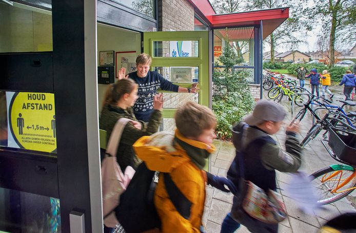 Juf Femke Raijmakers zwaait op 15 december 2020 de kinderen van groep 7 uit bij basisschool De Vlieger in Volkel.  Ze gaan voor vijf weken naar huis vanwege de nieuwe coronamaatregelen.