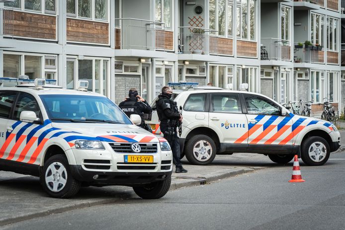 Politiemannen met automatische geweren houden, eerder deze maand, de wacht aan de Van Brammendreef