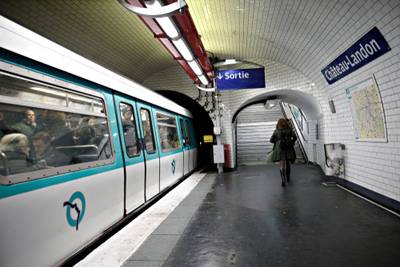 Vrouw overleden nadat jas vast komt te zitten tussen deuren van metro in Parijs