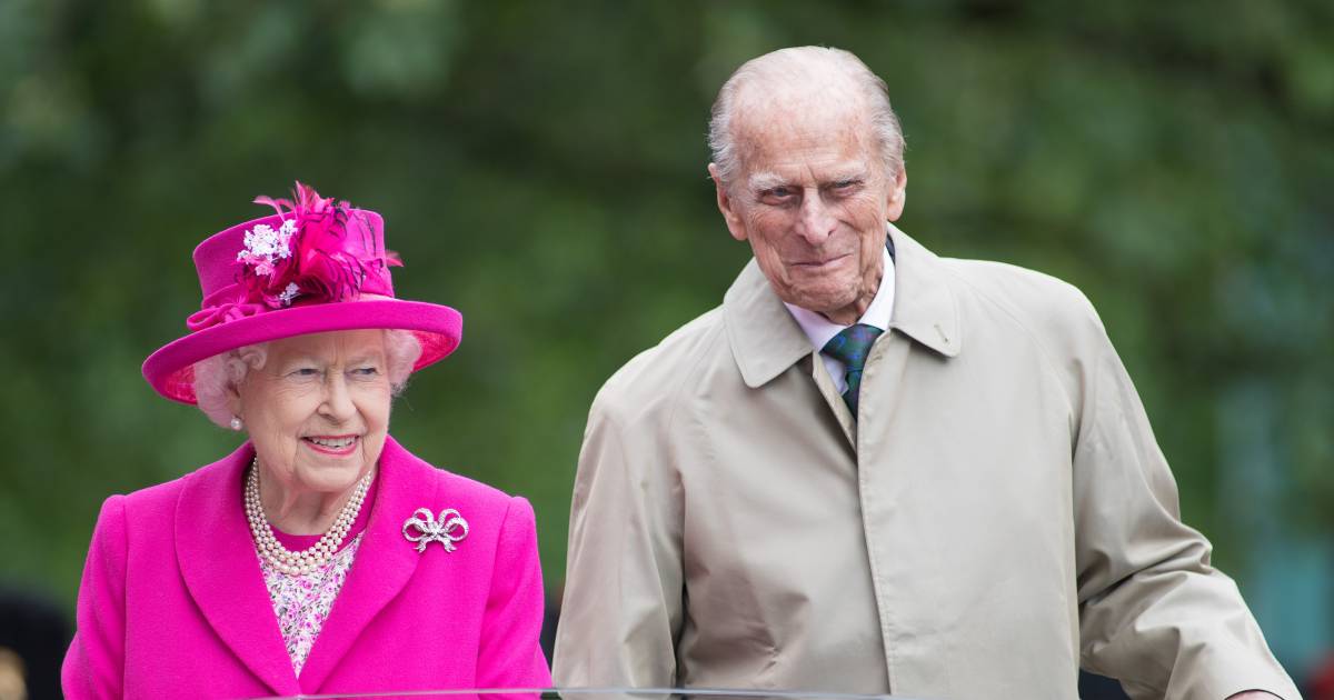 L’ex segretario privato della regina sulle voci sull’infedeltà del principe Filippo: “Ha fatto ‘finestre’ | Royal