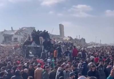 Beelden tonen chaos op strand Gaza-stad tijdens levering hulpgoederen door VN