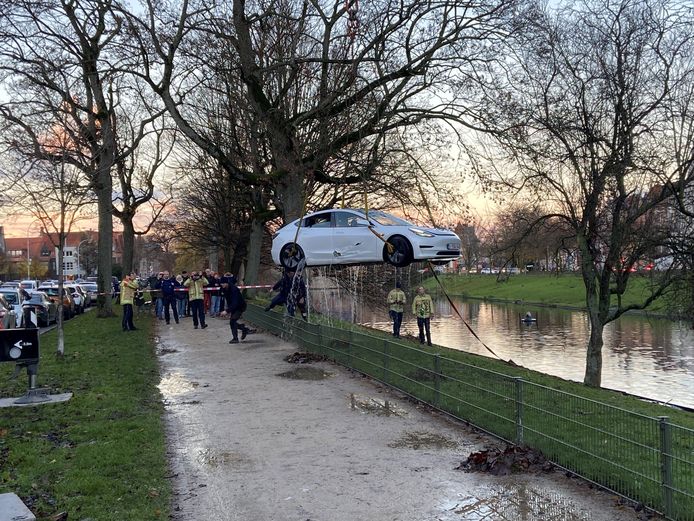 De Tesla werd uit het water getakeld