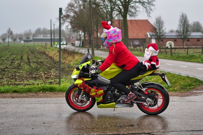 Zo'n 100 motards namen deel aan de kerstrun in Hoogstraten.