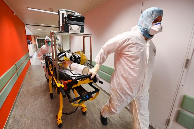 In het CHR-ziekenhuis in Luik is het alle hens aan dek om covidpatiënten op te vangen. Beeld Photo News