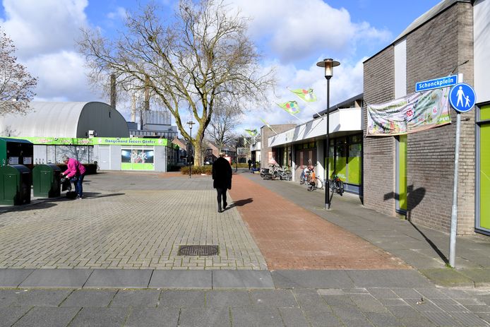 GEERTRUIDENBERG -De eigenaren van de Plus-supermarkt (rechts) willen het Soccer Center (sporthal) kopen om daar een nieuwe supermarkt weg te zetten.