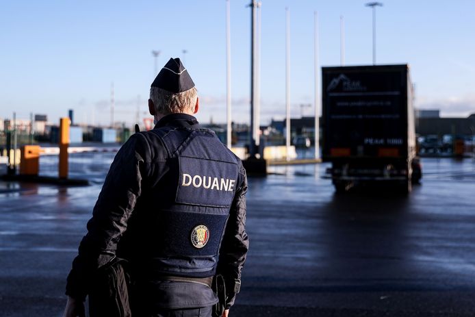 Een douane-beambte controleert een truck in de haven van Zeebrugge. (14/12/2020)