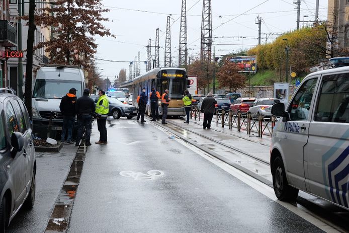 Jonge vrouw (27) in levensgevaar na aanrijding door tram in Sint-Gillis