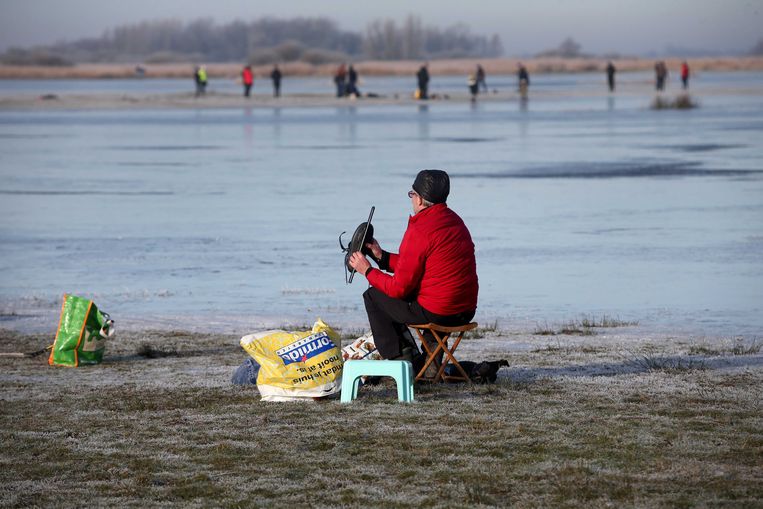 Afgelopen weekend al waagden schaatsers zich op natuurijs in Friesland. Beeld ANP