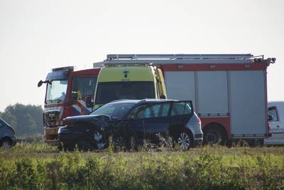 Drie auto’s botsen op elkaar op Maas en Waalweg
