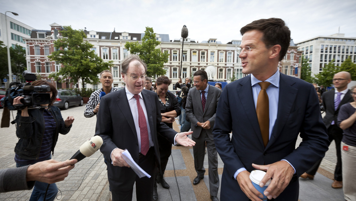 VNO-NCW voorzitter Bernard Wientjes en premier Mark Rutte betreden het SER-gebouw in Den Haag, waar zij het pensioenakkoord tekenen. Beeld anp