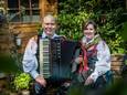 Frits en Janine Teeven uit Waalre treden op in Sloveense klederdracht met accordeon.