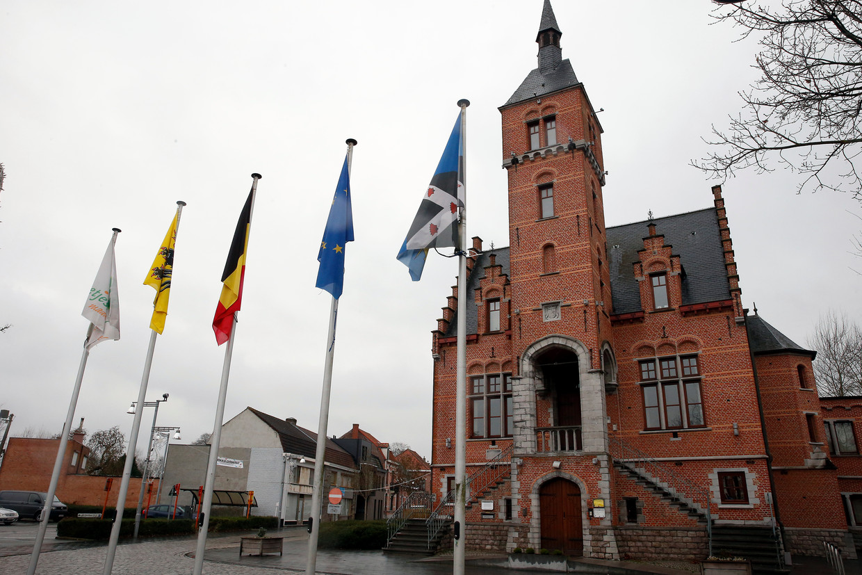 Het gemeentehuis van Lovendegem, één van de gemeenten die fuseerden tot Lievegem. Beeld BELGA
