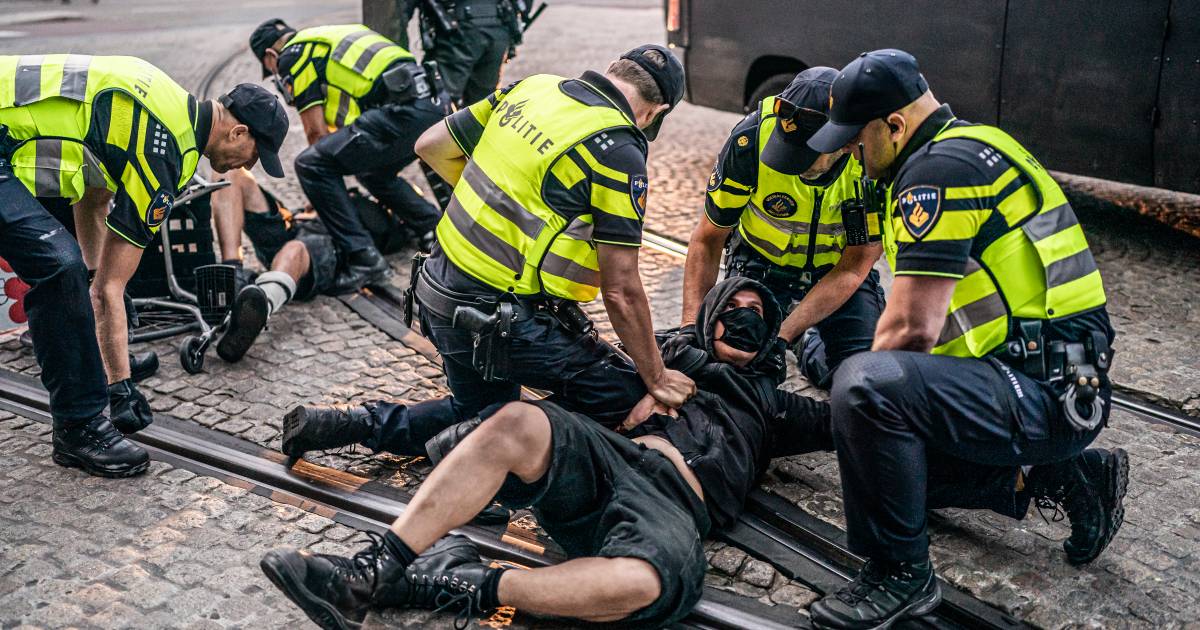 Politie verricht 61 arrestaties bij kraakpoging na woonprotest .