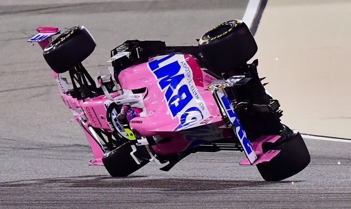 Lance Stroll schuift op z'n kant over het asfalt tijdens de Grand Prix van Bahrain.