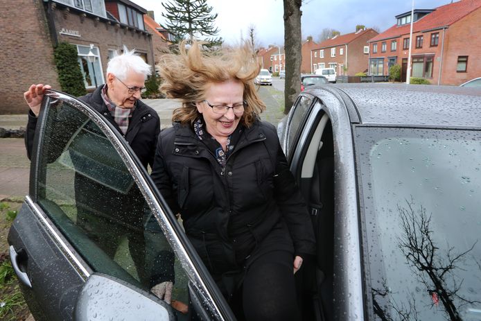 Via de stichting Automaatje rijden vrijwilligers, zoals hier in Breda, 'taxiritten' en brengen zo ouderen/zieken voor een zeer schappelijke prijs naar bijvoorbeeld het ziekenhuis. Foto archief: Chauffeur Henk Zodenkamp brengt Coby van der List naar het Amphia ziekenhuis.