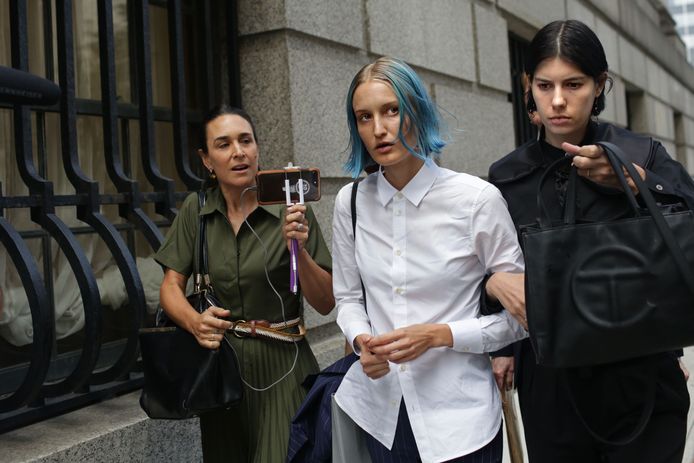 Een vermoedelijk slachtoffer (midden) van Epstein verlaat het gerechtsgebouw in New York.