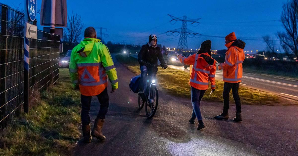 Bouw van masten tussen Kapelle en Rilland gaat beginnen, fietsers gewaarschuwd voor bouwverkeer - PZ