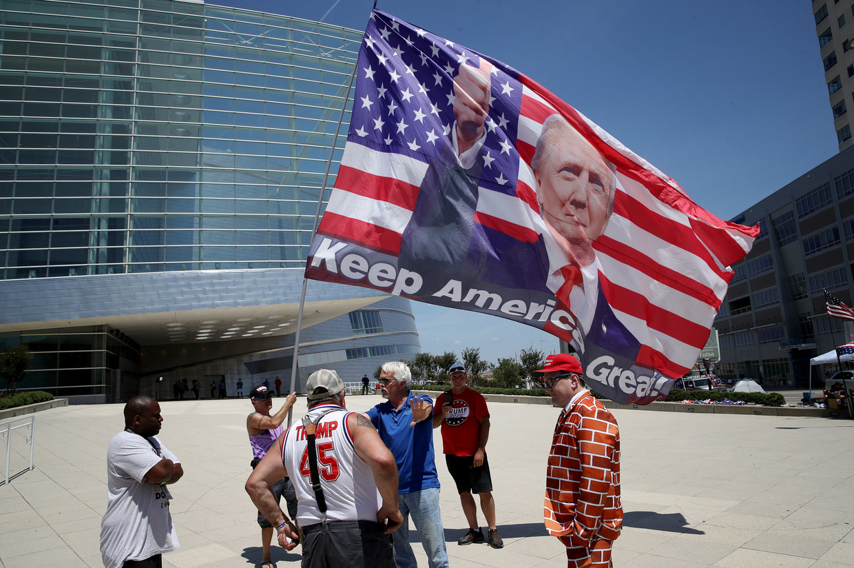 De emoties lopen hoog op bij het gebouw waar Trump zijn rally zal houden in Tulsa, Oklahoma.  Beeld Getty Images