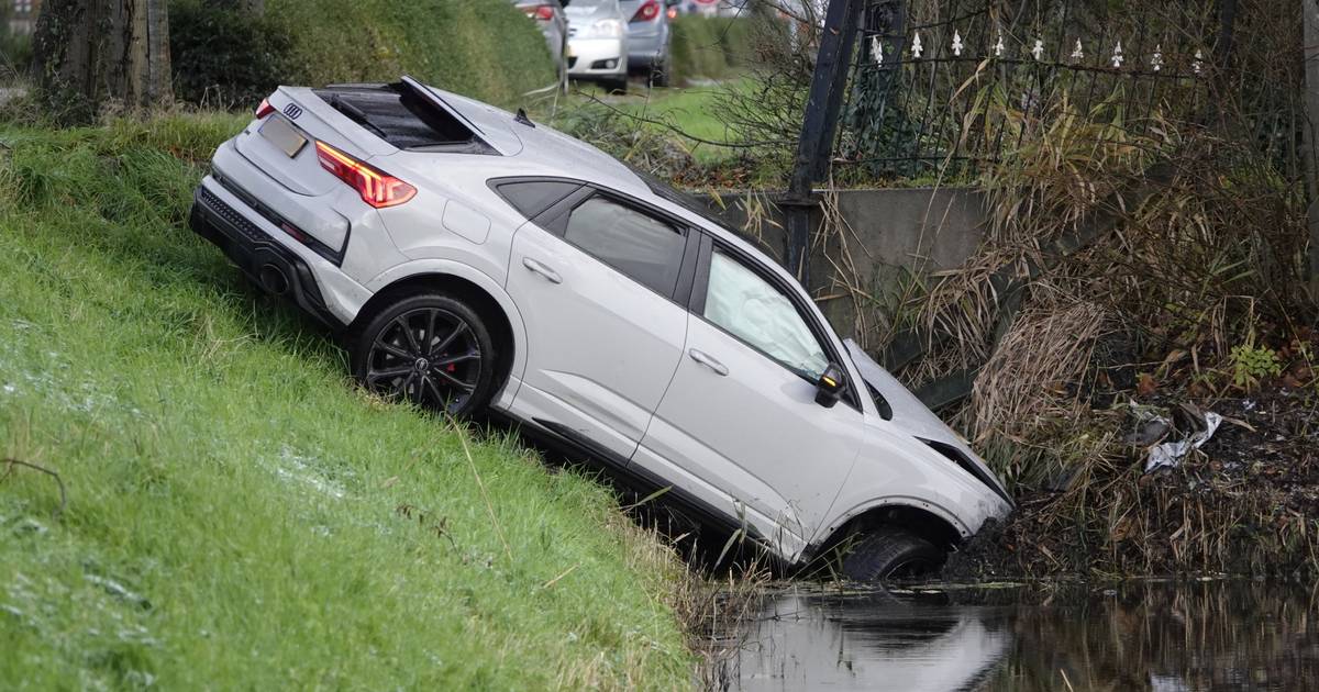 Auto in sloot na ongeval op Zwaagdijk in Zwaagdijk-Oost