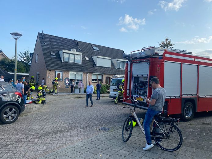 De brandweer geeft de jonge baby zuurstof nadat het meisje rook had ingeademend tijdens een keukenbrand in Groesbeek.