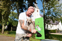 Alle hondenbezitters, zoals hier in Rijswijk, kunnen gratis gebruik blijven maken van de hondenpoepzakjes