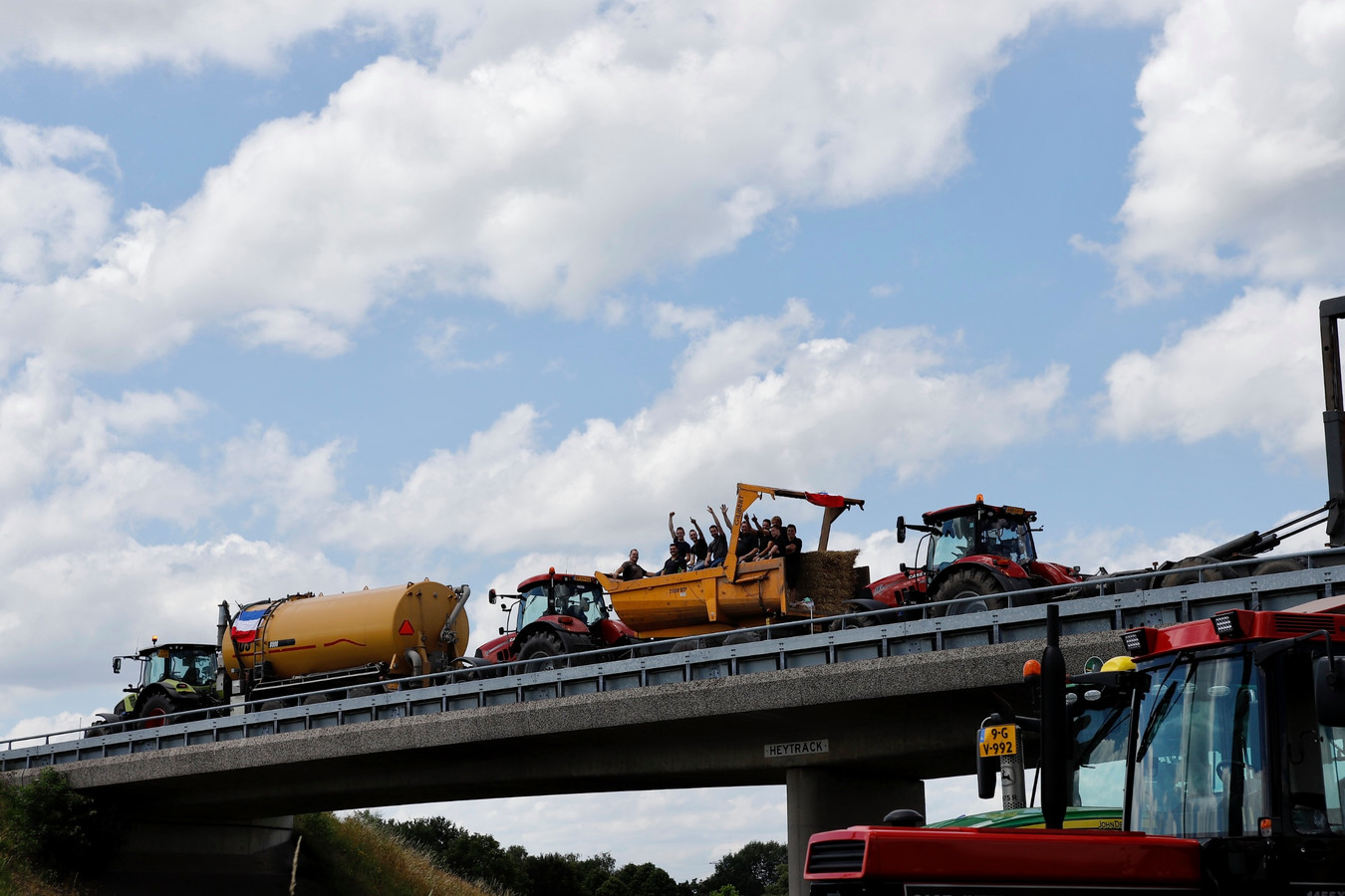 Boeren in actie bij snelweg A73 bij Cuijk.
