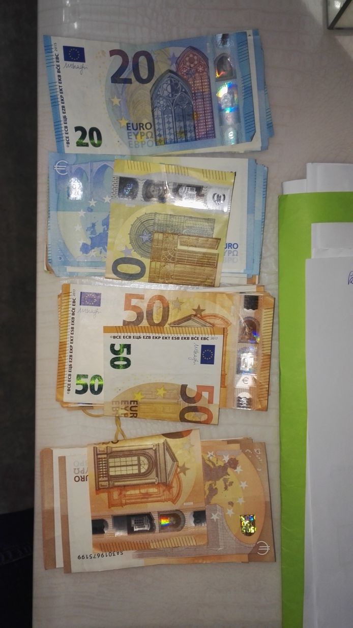 MECHELEN - Bij de huiszoekingen werd er een aanzienlijke hoeveelheid drugs en geld aangetroffen. Net zoals verschillende wapens en luxeproducten.