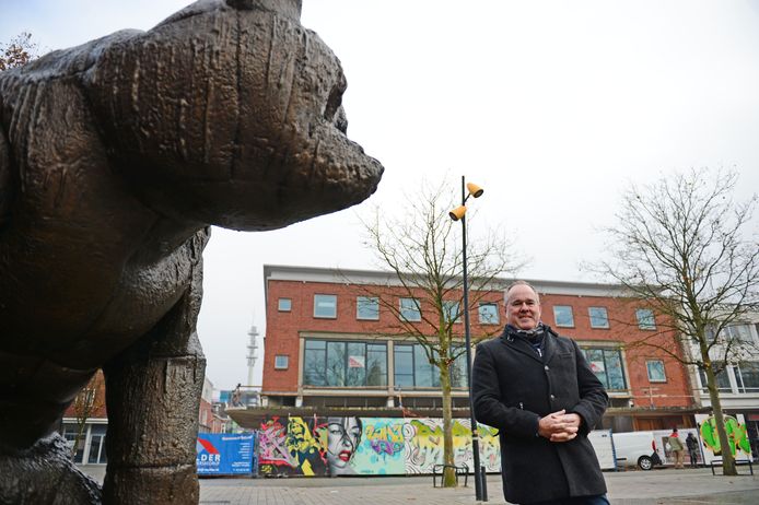Peter Bebseler, voorzitter van centrumondernemers Hengelo, met op de achtergrond het voormalige C&A-pand waar ook appartementen in komen. „Er blijft genoeg ruimte voor winkels."
