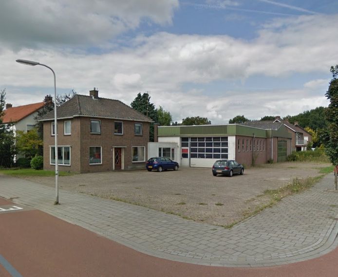 Een blik via Google Streetview op het Heetense terrein waar voorheen een autobedrijf en tankstation zat. Hier moeten vier vrijstaande woningen komen.