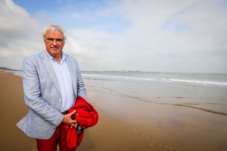 Gouverneur Carl Decaluwé op het strand van Knokke. 'Hiermee kunnen mensenlevens worden gered.' Beeld Benny Proot