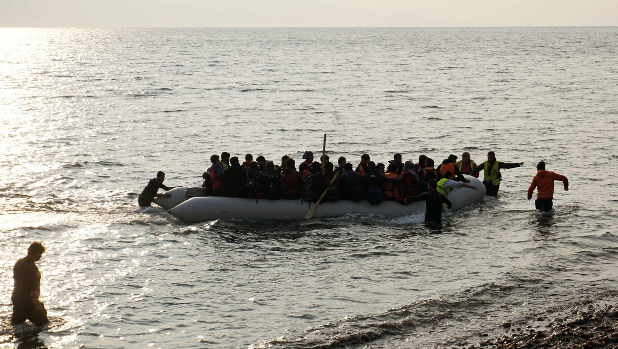 Vanochtend vroeg kwam deze boot met vluchtelingen aan op Lesbos Beeld afp