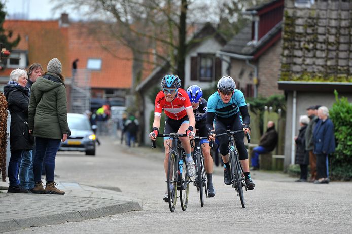 De Ronde van Woensdrecht keert terug naar een vroege, maartse datum op de wielerkalender. Hier een beeld uit 2017 op de Rijzendeweg met Thijs de Lange in het rood en naast hem in het lichtblauw de latere winnaar Piotr Havik.