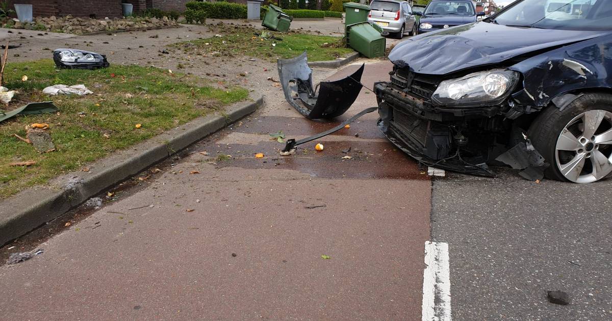 Puinhoop in Hengelo: vuilnisbakken geramd na aanrijding met geparkeerde auto.