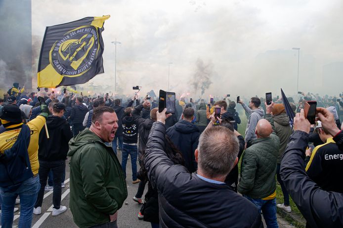 Supporters van NAC tijdens het rumoer.