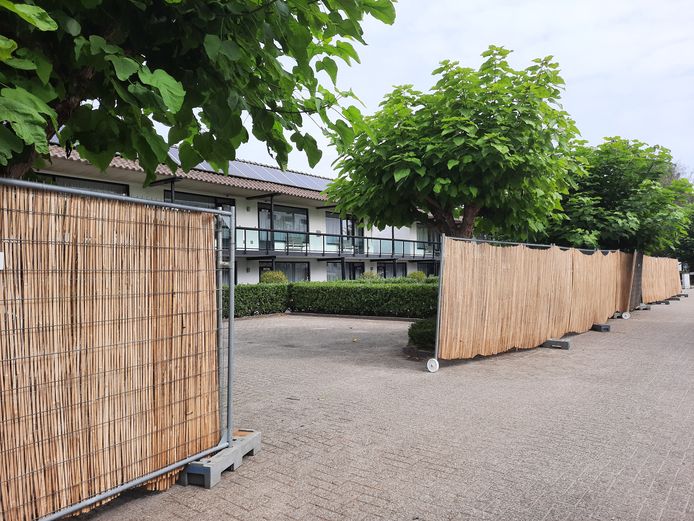 Een deel van de kamers van Hotel Nuland waar de 48 jonge vluchtelingen worden opgevangen. De hekken staan er voor privacy te bieden.