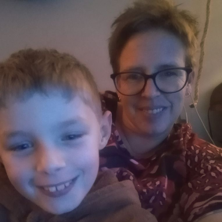 Het zoontje van Tamara (40) raakte ernstig gewond: “Een buurjongen gooide vuurwerk in zijn nek” Beeld Privébeeld Tamara
