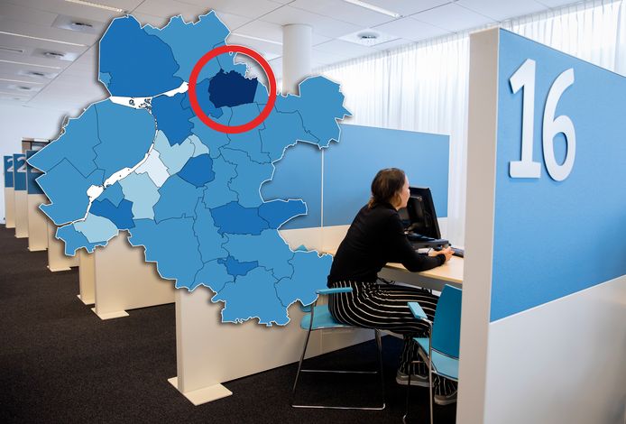 Een werkzoekende in gesprek bij een loket van het Werkplein van het UWV. ANP BART MAAT
