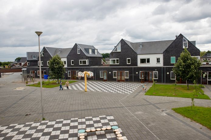 De flexwoningen zijn gepland ten noorden van de voormalige  schoolwoningen aan de Breedvennen in Leende (archief).
