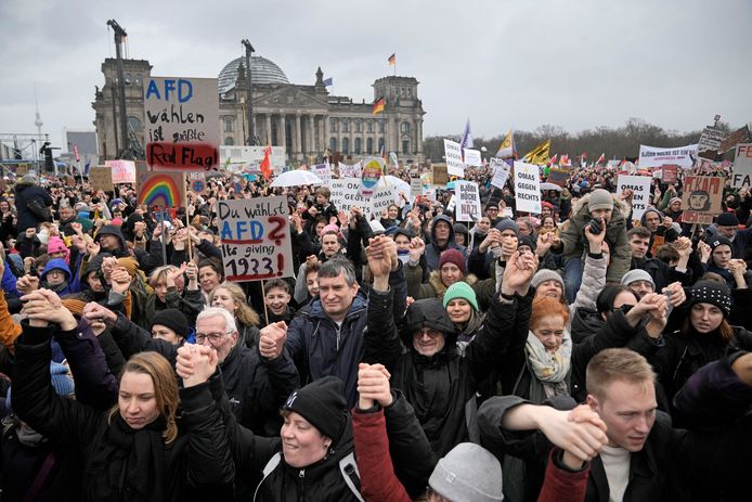 Ondanks motregen zijn meer dan 100.000 betogers in Berlijn bijeengekomen om te demonstreren tegen extreemrechts .