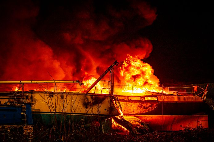 De felle brand bij de jachtwerf in Arnhem.