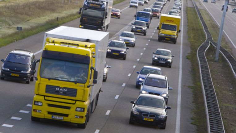 In januari 2010 worden de eisen aan vrachtwagens die de milieuzone in willen, verder verscherpt. Foto ANP Beeld 