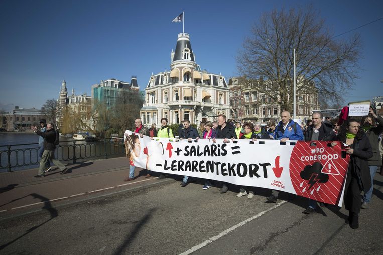 Basisschoolleraren in maart van dit jaar tijdens een staking in Amsterdam voor een beter salaris en minder werkdruk.  Beeld ANP
