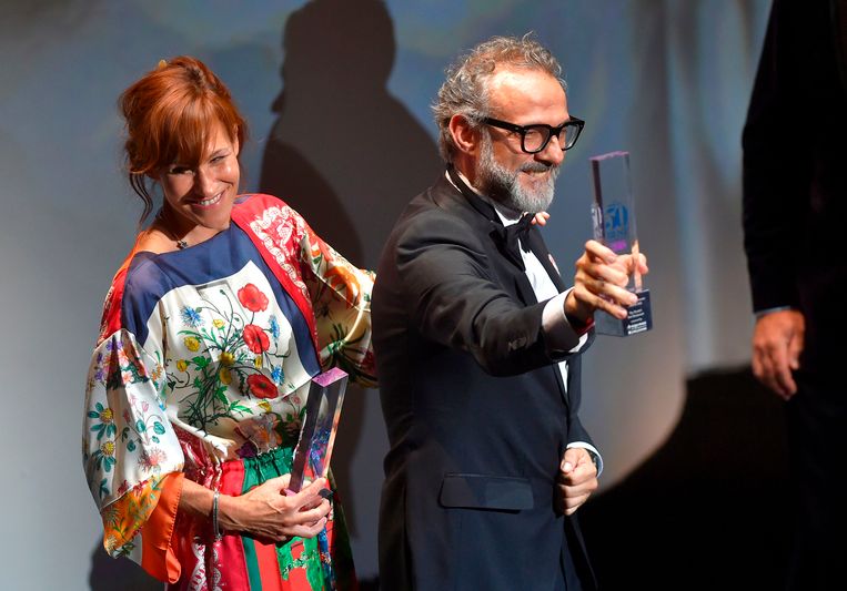 De Italiaanse chef Massimo Bottura neemt de award voor zijn restaurant Osteria Francescana in ontvangst. Beeld AFP