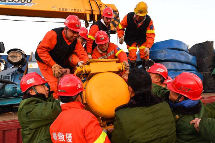 Reddingswerkers aan het werk bij een reddingsoperatie in december vorig jaar, toen 21 Chinese mijnwerkers vastzaten in een mijn in het noorden van het land. Archiefbeeld.